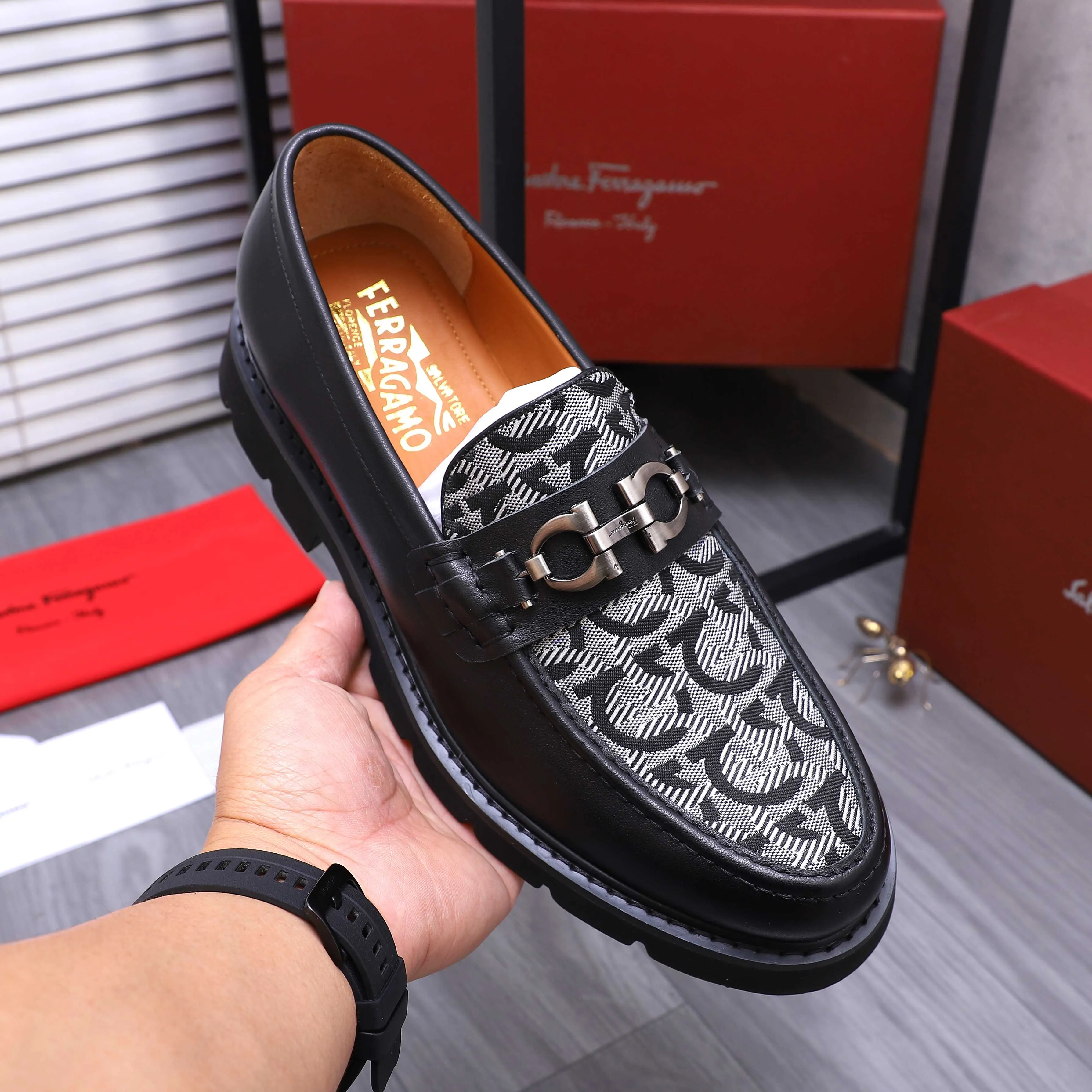 Men's shoes 💰680 Product trademark: Ferragamo " Ferragamo ] Business slip-on leather shoes Regular size: 39-44 (45 is custom-made and non-returnable) Product materials: Selected cowhide stitching woven upper, cowhide lining, original outsole